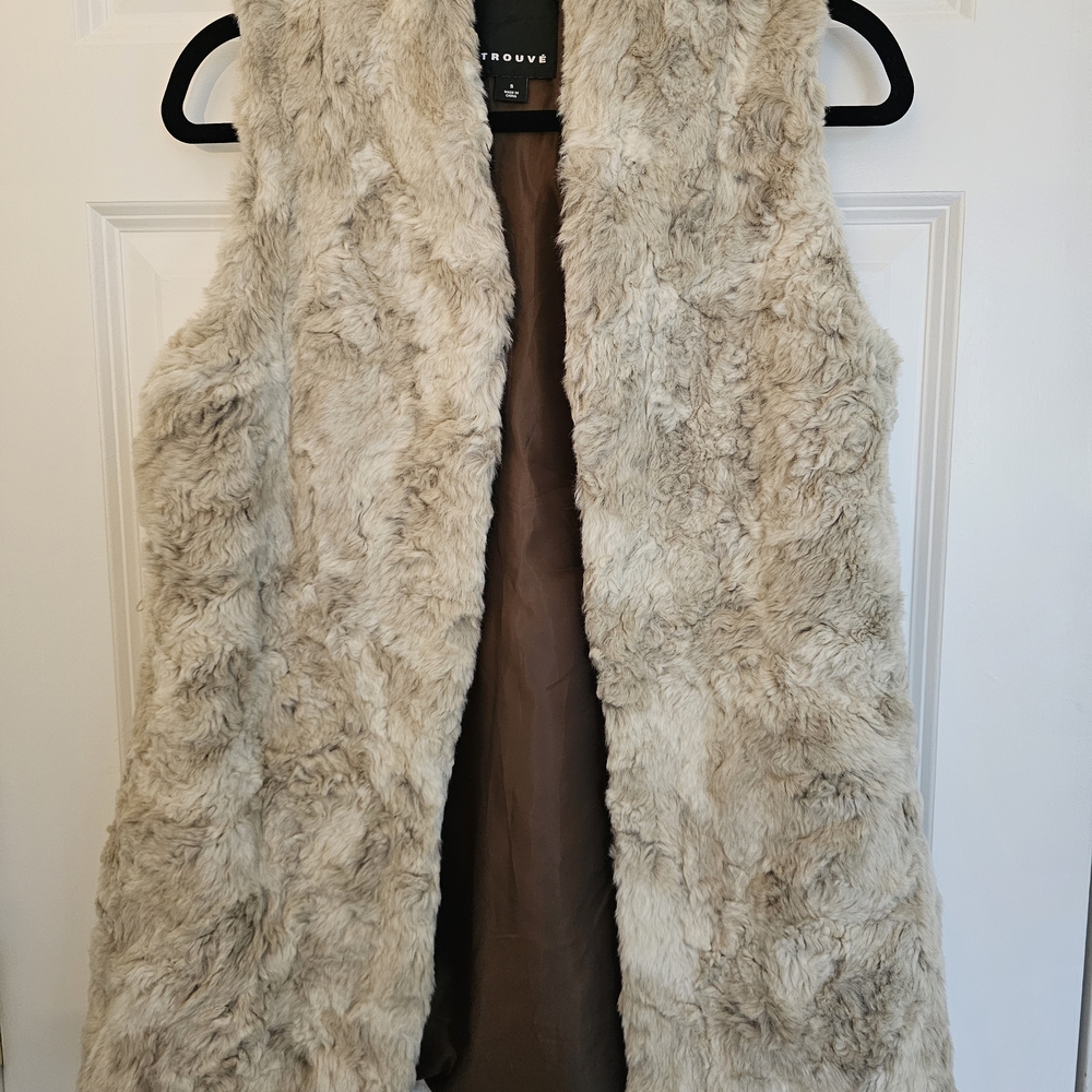 Trouve Women's Cream Faux Fur Vest